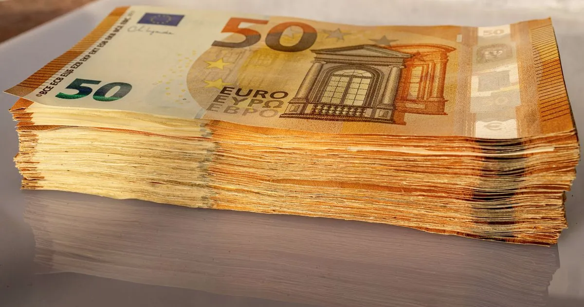 Ein Stapel 50-Euro-Scheine auf einem Tisch